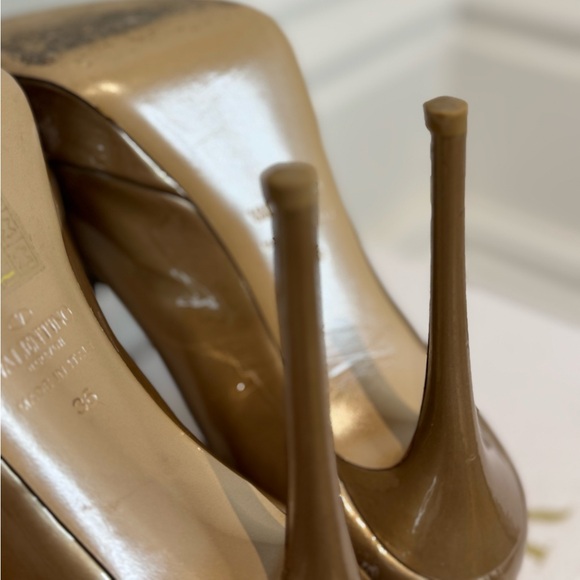 THE PERFECT HOLIDAY VALENTINO BOW HEELS! - Picture 8 of 10